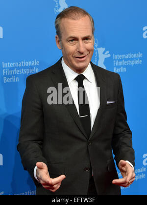 Berlin, Deutschland. 10. Februar 2015. US-Schauspieler Bob Odenkirk kommt zur Premiere von "Besser rufen Sie Saul" während der 65. Internationalen Filmfestspiele in Berlin, Deutschland, 10. Februar 2015. Zwei Episoden von der Spin-off zur US-Serie "Breaking Bad" werden auf der Berlinale gezeigt wird. Foto: JENS KALAENE/Dpa/Alamy Live News Stockfoto