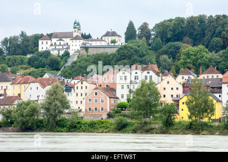 Waterfron der Citiy Passau am Inn. Wallfahrtskirche Mariahilf oben auf dem Hügel. Stockfoto