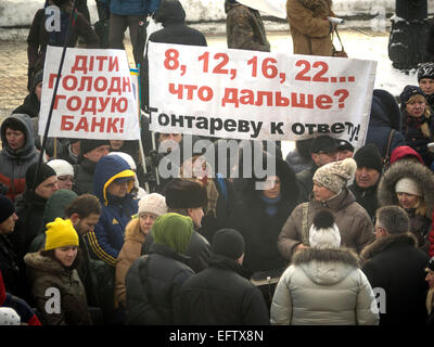 Kiew, Ukraine. 10. Februar 2015. In der Nähe das Verkhovna Rada der Ukraine klagte die "öffentliche Kontrolle der Banken". Demonstranten fordern von den Abgeordneten der Stabilisierung der nationalen Währung Credit: Igor Golovnov/Alamy Live News Stockfoto