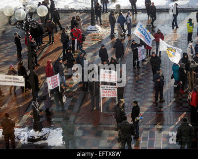 Kiew, Ukraine. 10. Februar 2015. In der Nähe das Verkhovna Rada der Ukraine klagte die "öffentliche Kontrolle der Banken". Demonstranten fordern von den Abgeordneten der Stabilisierung der nationalen Währung Credit: Igor Golovnov/Alamy Live News Stockfoto