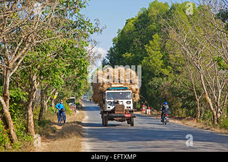 Schwer beladener Lkw Transport von Heu, Taunggyi District, Shan State in Myanmar / Birma Stockfoto