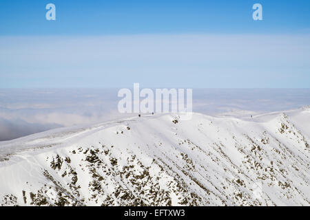 Blick vom Stift yr Ole Wen mit Wanderer auf Bergrücken, Carnedd Fach in Carneddau Bergen. Snowdonia-Nationalpark North Wales UK Stockfoto