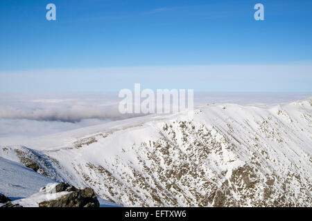 Blick vom Stift yr Ole Wen mit Wanderer auf Bergrücken, Carnedd Fach in Carneddau Bergen. Snowdonia-Nationalpark North Wales UK Stockfoto