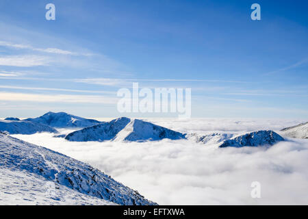 Snowdon, Y Garn und Foel Goch Gipfeln oberhalb der niedrigen Cloud von Temperaturinversion in Nant Ffrancon Tal Snowdonia Wales UK verursacht Stockfoto