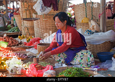 Intha Verkäufer Verkauf von Gemüse auf Lebensmittelmarkt in Dorf am See entlang Inle-See, Nyaungshwe, Shan State in Myanmar / Birma Stockfoto