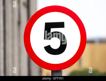 Geschwindigkeit 5 km/h: Straßenschild auf Unschärfe Hintergrund zu begrenzen. Stockfoto