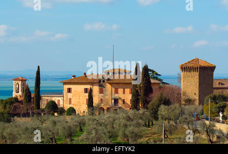 Monte del Lago Dorf und Villa Aganoor Pompilj, Magione, Umbrien, Italien Stockfoto