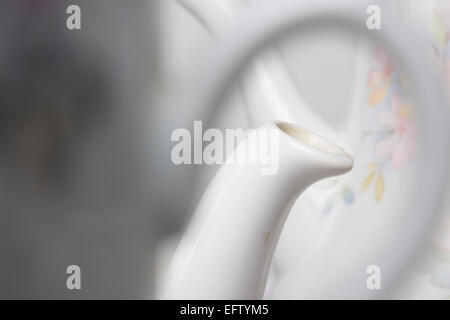 Ein abstraktes Bild von einen Tee Pot Spout vertreten durch einen Tee Tasse Griff während eines mein Objekt-Fotografie-Studio-Sessions. Stockfoto