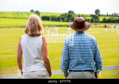 Ansicht der Rückseite des Paar watching Cricket Match auf Cricket Field Stockfoto