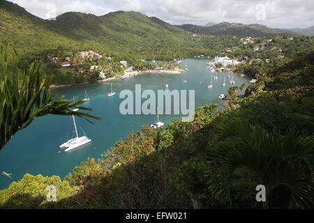 Eine erhöhte Ansicht von Marigot Bay, ein historisches Wahrzeichen auf der karibischen Insel St. Lucia. Stockfoto