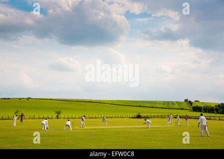 Ländliche Szene mit Aussicht Cricket Spieler spielen Cricket Match auf Cricket Field Stockfoto