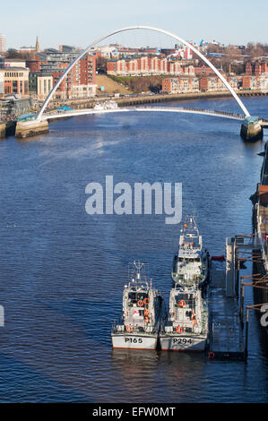 Patrouillenboote P165 und P294 vertäut am Fluss Tyne in Gateshead mit Newcastle Upon Tyne hinter Nord-Ost England UK Stockfoto