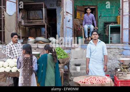 Jodhpur, Rajasthan, Indien. Obst- und Gemüsestände auf dem großen Basar Sardar Markt. Dies ist das kommerzielle Zentrum o Stockfoto