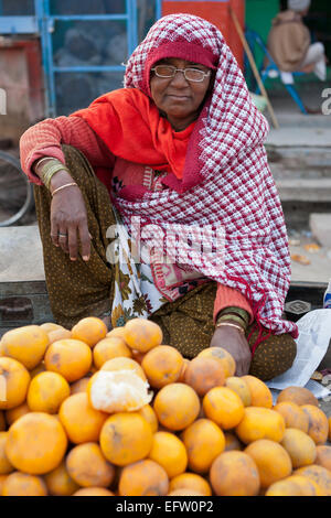 Jodhpur, Rajasthan, Indien... Verkauf von Orangen in Sadar Markt Frau Stockfoto