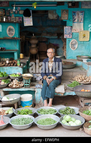 Jodhpur, Rajasthan, Indien, Südasien. Shop-Betreiber von Obst und Gemüse laden im Basar Stockfoto