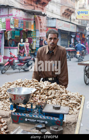 Jodhpur, Rajasthan, Indien. Mann bedeutet Knoblauch aus Schubkarre im Basar Stockfoto