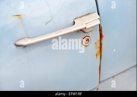 Detail aus einem alten Auto mit einem rostigen Türschloss erschossen. Stockfoto