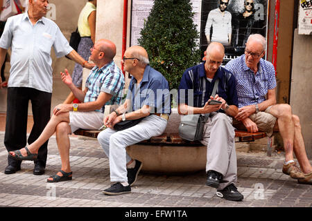 Eine Gruppe von Kollegen saß auf einer Bank in Chieti, Italien. NUR ZUR REDAKTIONELLEN VERWENDUNG. Stockfoto