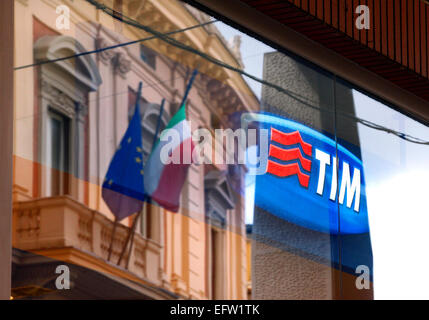 Altbauten in Chieti, Italien, spiegelt sich in einem Schaufenster TIM (Telecom Italia Mobile). Stockfoto