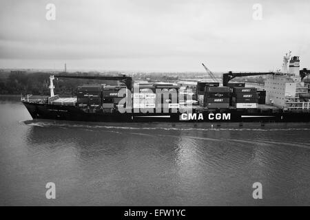 Frachtschiff auf dem Savannah River in schwarz und weiß, Savannah, Georgia, USA Stockfoto