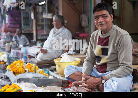 Jodhpur, Rajasthan, Indien. Blumengeschäft Blumengirlanden auf dem Basar zu verkaufen Stockfoto