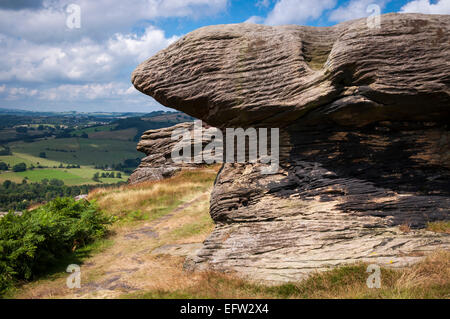 Strukturierte Gritstone Felsen am Rand der Curbar im Peak District. Stockfoto