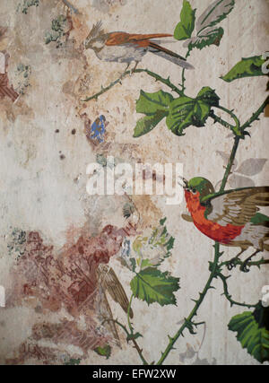 Vögel auf brambles Handbemalte vintage Tapeten Tapeten Malerei während der Bauarbeiten am Inneren der Strawberry Hill House Twickenham, London UK KATHY DEWITT aufgedeckt Stockfoto