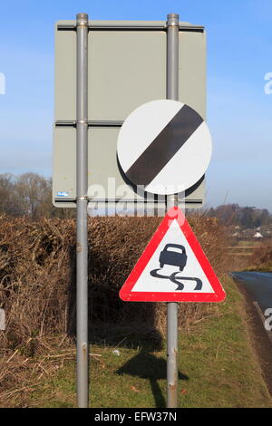 Nationalen Tempolimit gilt und rutschige Straße Vorsicht melden Stockfoto