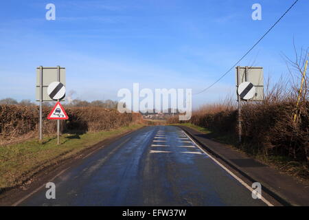 Nationalen Tempolimit gilt und rutschige Straße Vorsicht melden Stockfoto