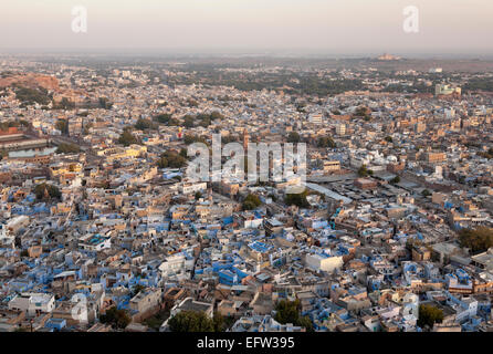 Jodhpur, Rajasthan, Indien. Blick auf die Stadt auf die Turmuhr zugehen auf Sardar Markt Stockfoto