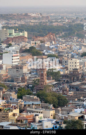 Jodhpur, Rajasthan, Indien. Blick auf die Stadt auf die Turmuhr zugehen auf Sardar Markt Stockfoto