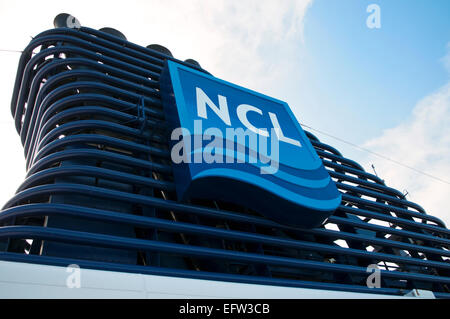 NCL Kreuzfahrtschiff Auspuffrohr mit Norwegian Cruise Line Logo Stockfoto