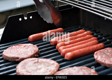 Hot Dogs und Hamburger auf dem Grill Stockfoto