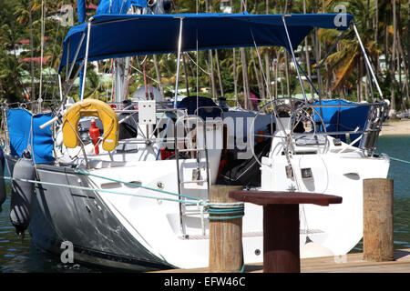 Nahaufnahme des Hecks einer Yacht vor Anker gegen Kai in Marigot Bay, St. Lucia, Karibik Stockfoto
