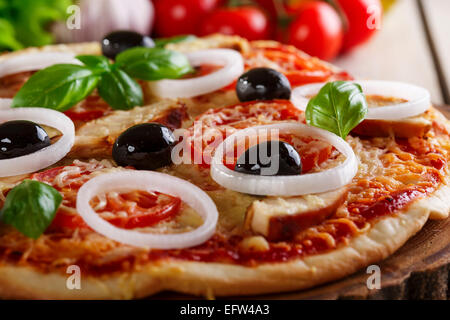 Pizza mit Huhn Käse und Tomaten Stockfoto