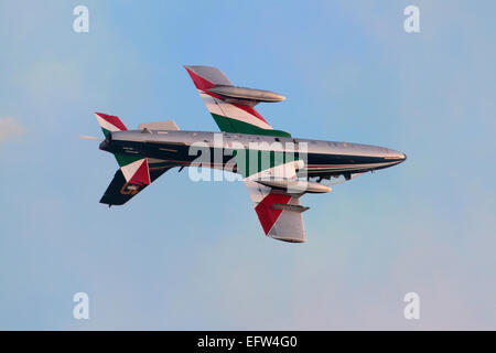 Militärische Luftfahrt. Aermacchi MB-339 von der Kunstflugstaffel Frecce Tricolori fliegen während einer Anzeige invertiert Stockfoto