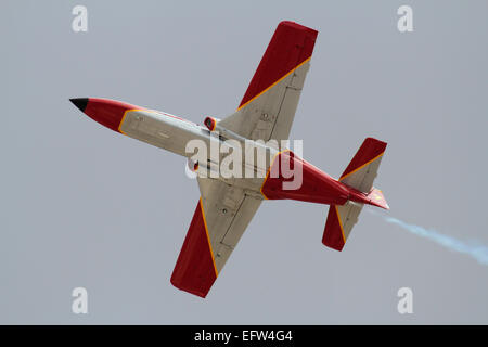 CASA C-101 Aviojet der Kunstflugstaffel der spanischen Luftstreitkräfte, Patrulla Aguila, während einer Flugschau Stockfoto