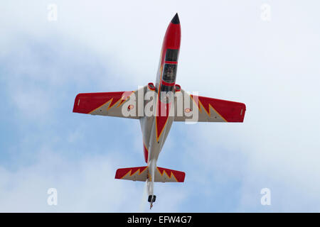 CASA C-101 Aviojet von der spanischen Luftwaffe Kunstflugstaffel, Patrulla Aguila, fliegen während einer Flugschau invertiert Stockfoto