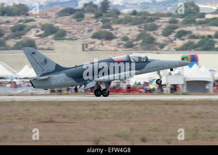 Aero l-159 ALCA (advanced leichtes Kampfflugzeug) Landung nach einer Anzeige in Malta Stockfoto