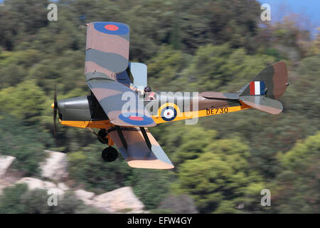 De Havilland Tiger Moth vintage Doppeldecker Flugzeug in den Farben der Royal Air Force 2. Weltkrieg training Flugzeug flying low während einer Air Display Stockfoto