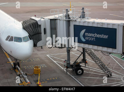 Der Zivilluftfahrt. Gewerblichen Luftverkehr. Pkw Flugzeug zu seinen jetbridge auf der Rampe oder Schürze auf dem Flughafen Manchester, UK angeschlossen Stockfoto
