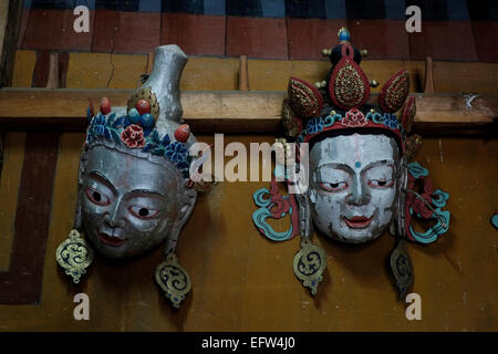 Traditionelle hölzerne Maske angezeigt in Ogyen Choling die ehemalige Residenz der herrschenden Familie stammte aus dem 14. Jahrhundert buddhistischen Lehrer im Dorf Ogyencholing in Tang Tal in Bhutan Stockfoto