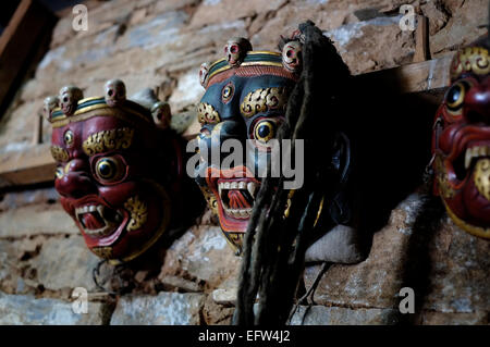 Traditionelle hölzerne Masken angezeigt bei Ogyen Choling die ehemalige Residenz der herrschenden Familie stammte aus dem 14. Jahrhundert buddhistischen Lehrer im Dorf Ogyencholing in Tang Tal in Bhutan Stockfoto