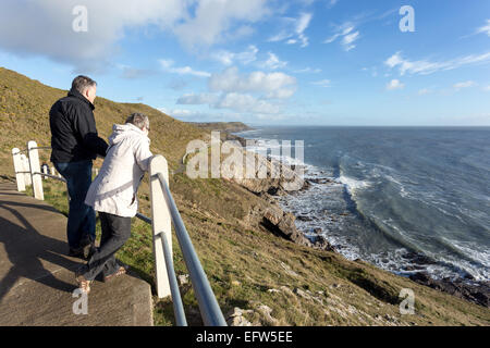 Wanderer genießen die Aussicht auf die Bucht von Caswell, Langland Teil der South Wales Coast Path Stockfoto