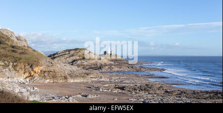 Murmelt Leuchtturm gesehen über Armband Bucht auf der South Wales Coast Path, der Gower-Halbinsel. Stockfoto