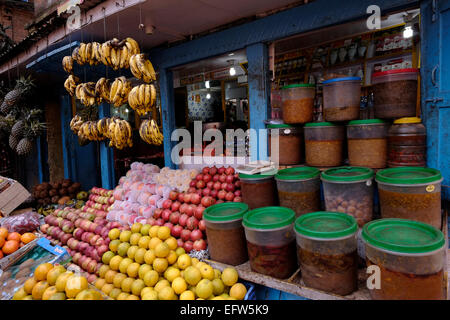 Ein Lebensmittelgeschäft in der Stadt Bhaktapur auch als Khwopa in Nepal bekannt Stockfoto