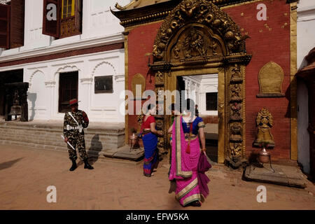 Nepalesischer Soldat und chinesischen Touristen an der Golden Gate (Sun Dhoka), die zu den Taleju Tempel innerhalb des Royal Palace Complex in Durbar Square als UNESCO-Weltkulturerbe in der Stadt Bhaktapur auch als Khwopa in Nepal bekannt aufgeführt Stockfoto