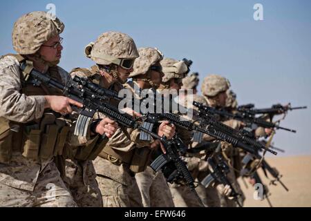 US-Marines üben gegen gleiten während einer integrierten Übung 5. Februar 2015 im Marine Corps Base Twentynine Palms, Kalifornien. Stockfoto