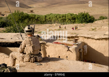 US Special Forces Soldaten Uhren afghanische Kinder Wasserbehälter während eines Dorfes clearing Betrieb 9. August 2012 in Shah Wali Kot District, Provinz Kandahar, Afghanistan zu tragen. Stockfoto