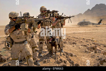 US-Spezialeinheit Kommandos bieten Sicherheit, da Truppen von einem Black Hawk Hubschrauber während einer Clearing-Operation 12. August 2012 in Shah Wali Kot District, Provinz Kandahar, Afghanistan entlasten. Stockfoto